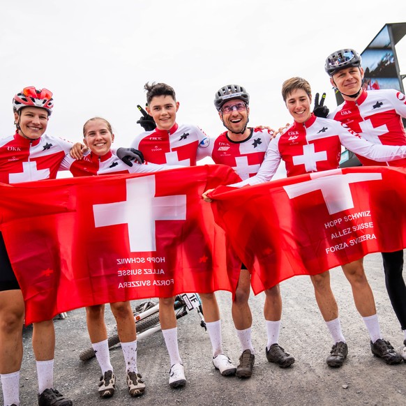 Ronja Bloechlinger, Anna Hunter, Nicolas Halter, Nino Schurter, Linda Indergand and Dario Lillo from Switzerland, 1st, after winning the UCI Cross Country Mixed Team Relay, Mountain Bike World Champio ...