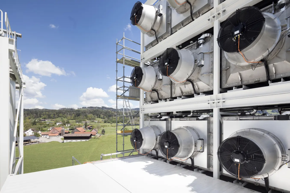 2017 hat Climeworks in Hinwil die weltweit erste kommerzielle DAC-Anlage in Betrieb genommen. Hier wird das CO2 aus der Kehrichtverbrennungsanlage verwertet.
