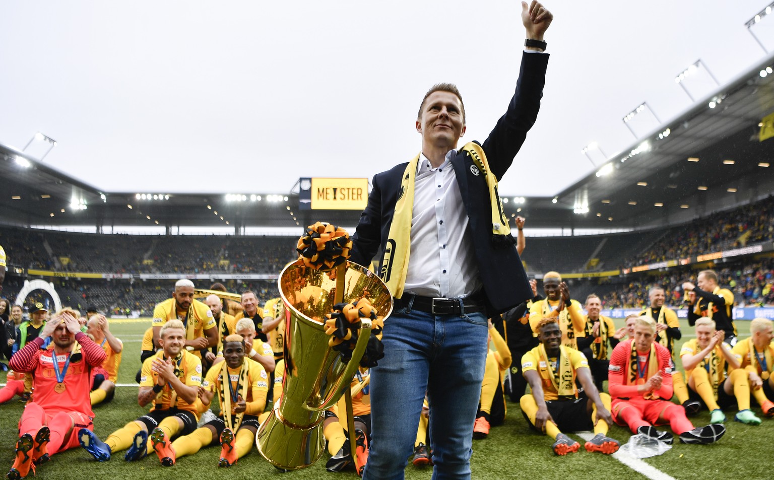 YBs Sportchef Christoph Spycher feiert mit dem Pokal nach dem Fussball Meisterschaftsspiel der Super League zwischen den Berner Young Boys und dem FC Lugano, am Sonntag, 13. Mai 2018, im Stade de Suis ...