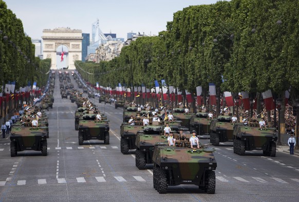&lt;p&gt;Frankreich feiert jedes Jahr am Nationalfeiertag (14. Juli) eine Militärparade.&lt;/p&gt;