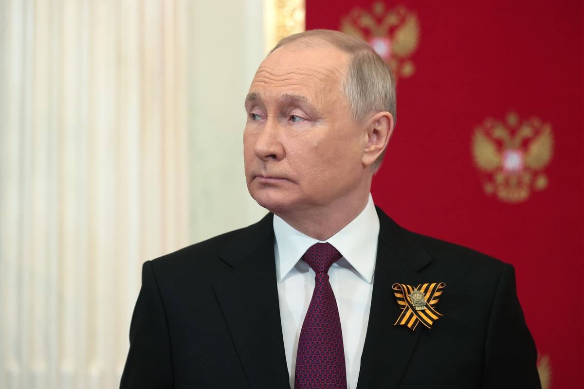 epa10616879 Russian President Vladimir Putin stands at the Kremlin before a Victory Day military parade on Red Square in Moscow, Russia, 09 May 2023. Russia marks the 78th anniversary of the victory i ...