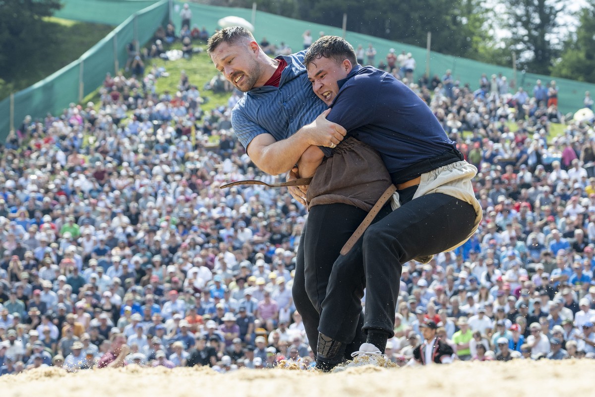 Michael Moser, rechts, und Fabian Staudenmann, links, im 5. Gang beim traditionellen Rigi Schwing- und Aelplerfest vom Sonntag, 19. Juli 2026 auf der Rigi. (KEYSTONE/Urs Flueeler)
