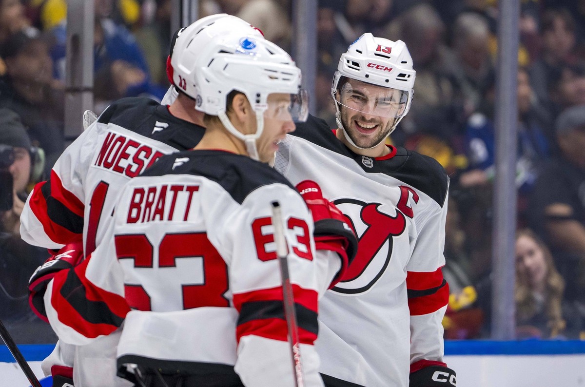 NHL, Eishockey Herren, USA New Jersey Devils at Vancouver Canucks Oct 30, 2024 Vancouver, British Columbia, CAN New Jersey Devils forward Jesper Bratt 63 and forward Stefan Noesen 11 and forward Jack  ...