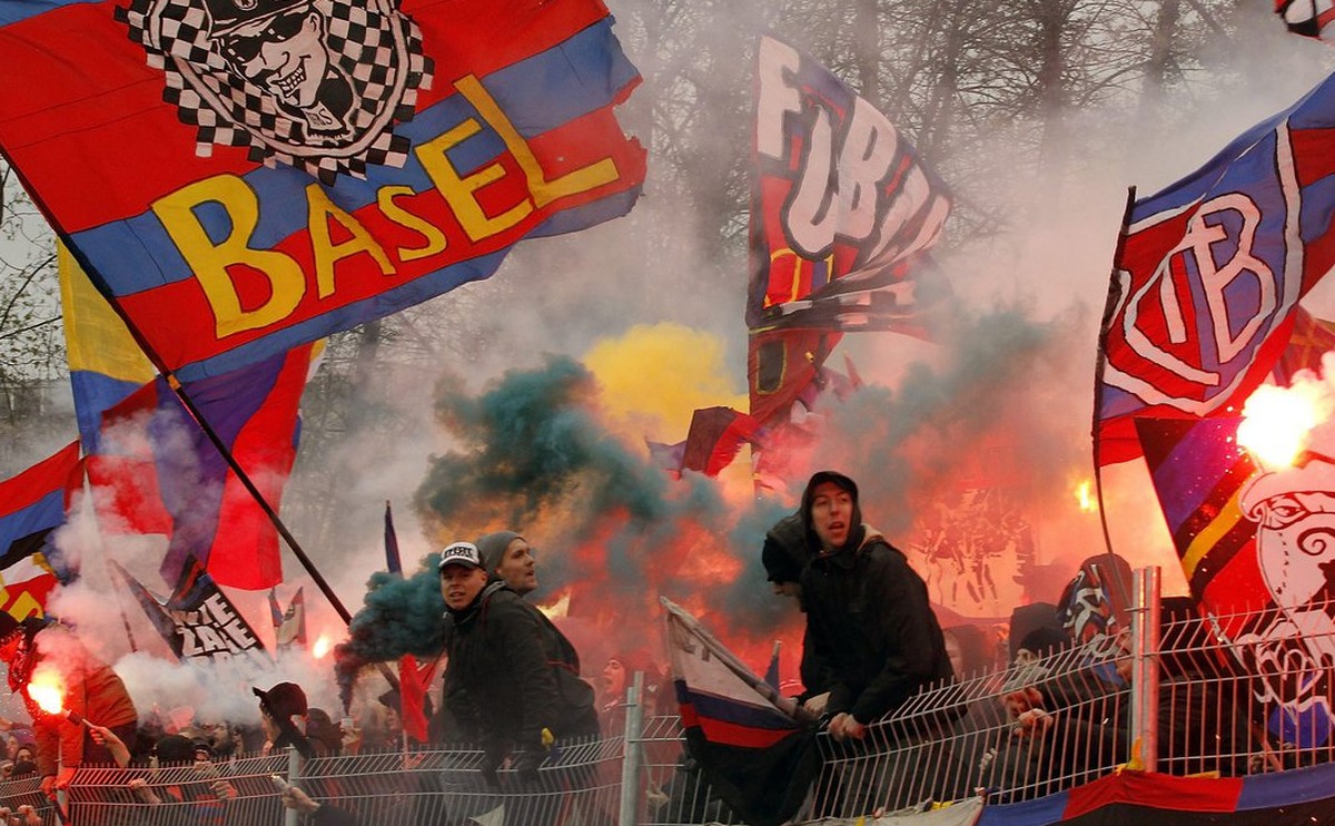 Basel Fans zuenden Pyros im Schweizer Cup Halbfinal Fussballspiel zwischen dem FC Winterthur und dem FC Basel am Sonntag, 15. April 2012 auf der Schuetzenwiese in Winterthur. (KEYSTONE/Alessandro Dell ...
