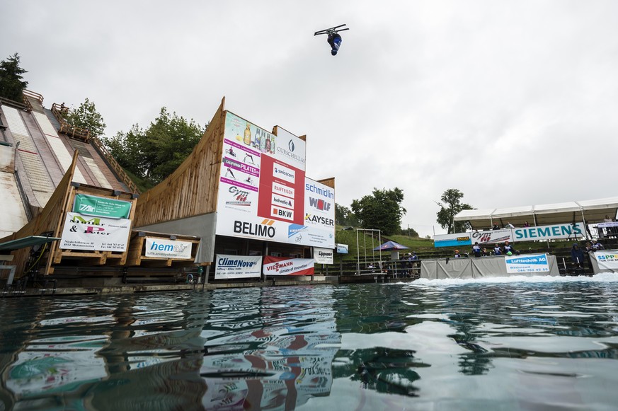 Ein Aerials Freestyle Ski Athlet in Aktion beim &#039;Freestyle Masters Mettmenstetten&#039; am Sonntag 16. August 2015 in Mettmenstetten. (KEYSTONE/Dominic Steinmann)