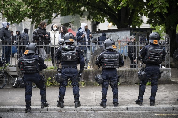 Linksautonome streiten mit der Polizei an der Nachdemonstration vom 1. Mai-Umzug, am Tag der Arbeit im Zeichen der &quot;feministischen Revolution&quot; in Zuerich, aufgenommen am Montag, 1. Mai 2023. ...