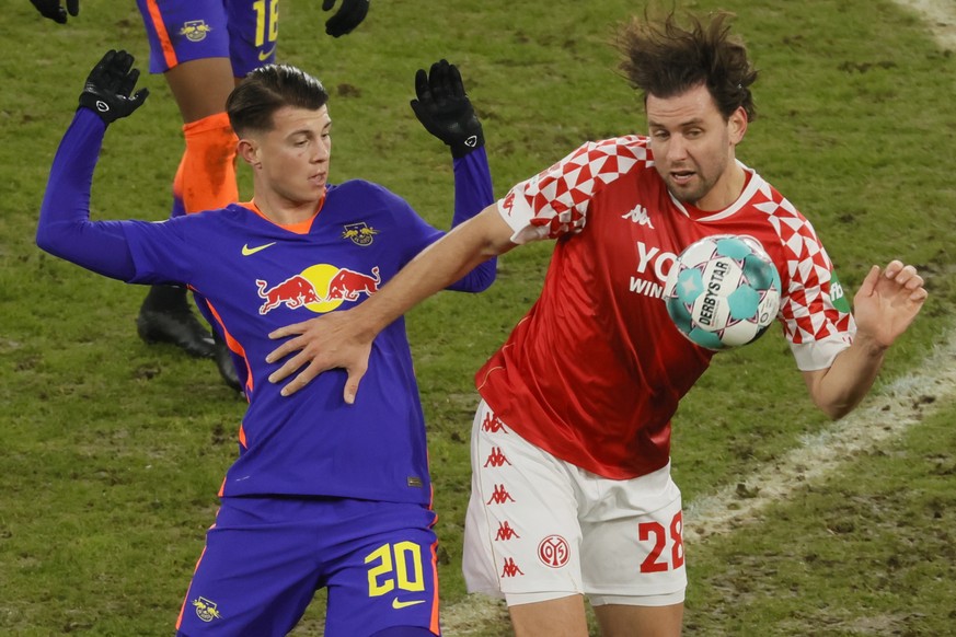 epa08960432 Leipzig&#039;s Lazar Samardzic (L) in action against Mainz?s Adam Szalai (R) during the German Bundesliga soccer match between FSV Mainz 05 and RB Leipzig in Mainz, Germany, 23 January 202 ...