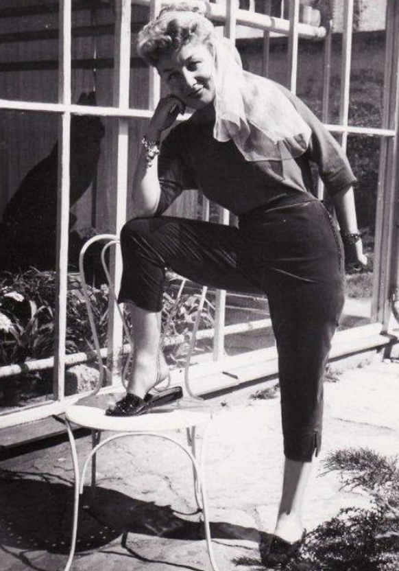 Mady Rahl trägt 1949 Sonja de Lennarts Caprihose