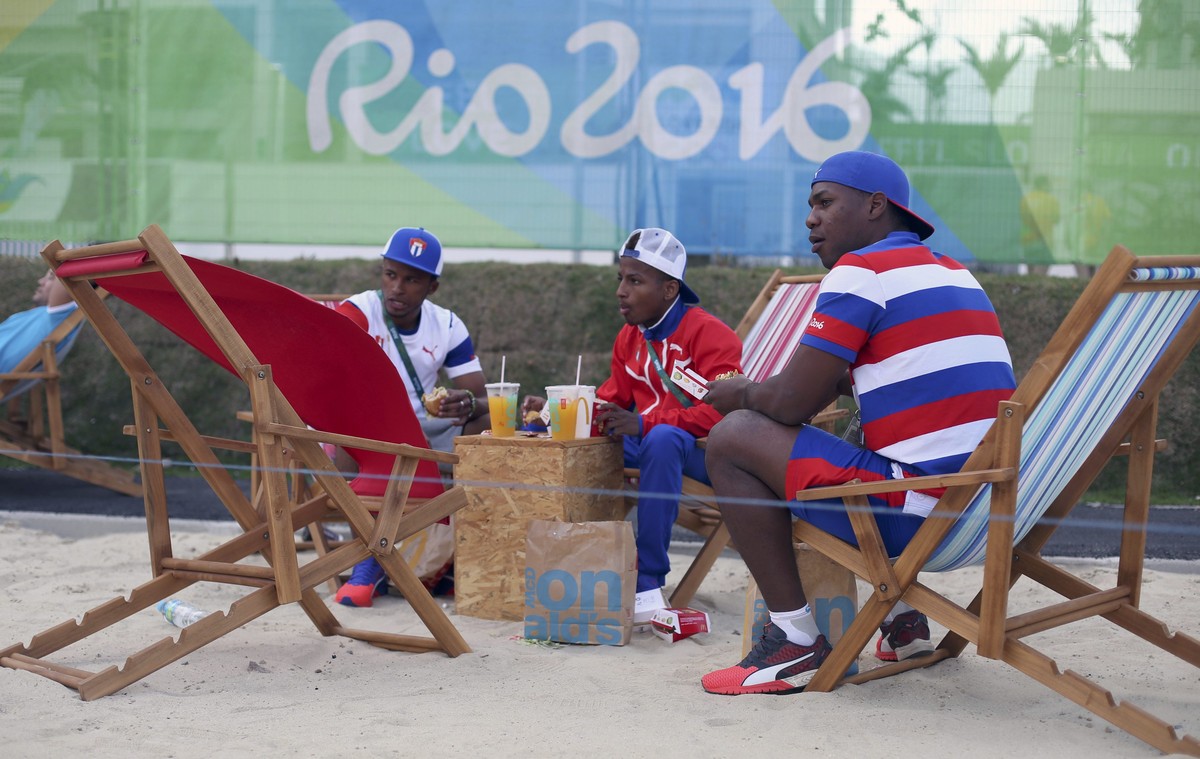 Cuban team members eat McDonald's food inside the Olympic village in Rio de Janeiro, Brazil August 2, 2016. REUTERS/Edgard Garrido