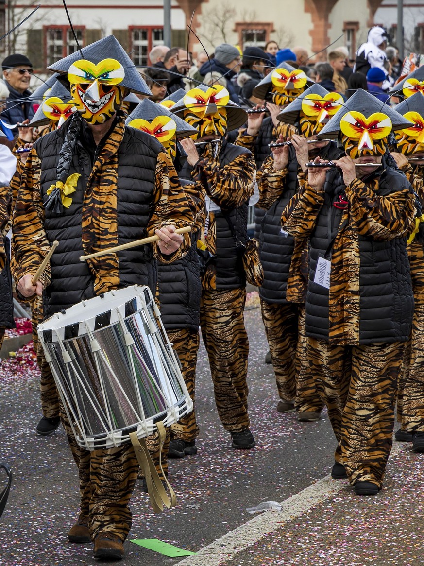 Cortège Montag, Basler Fasnacht 2024. SANS GÊNE, Alti Garde, „S bysst – Die invasivi Fluet“