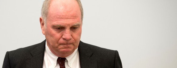 Nicht nur mit einem, sondern mit beiden Beinen im Knast: Bayern-Präsident Uli Hoeness.