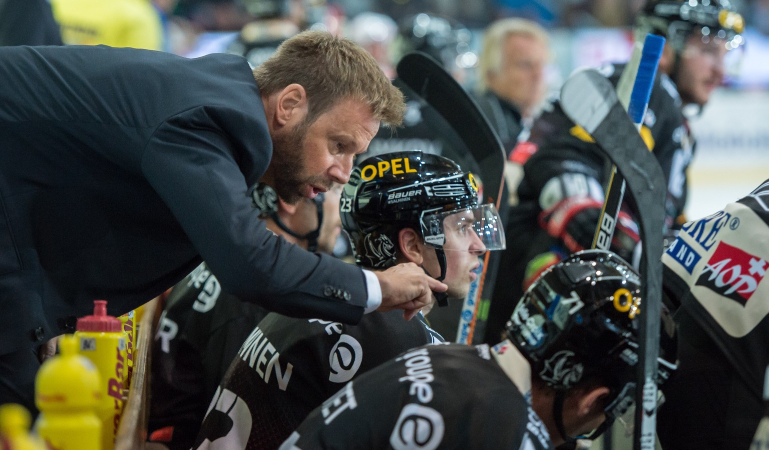 Erreicht Fribourg-Trainer Gerd Zenhäusern seine Spieler noch? Eine Frage, die sich die Gottéron-Verantwortlichen stellen müssen.