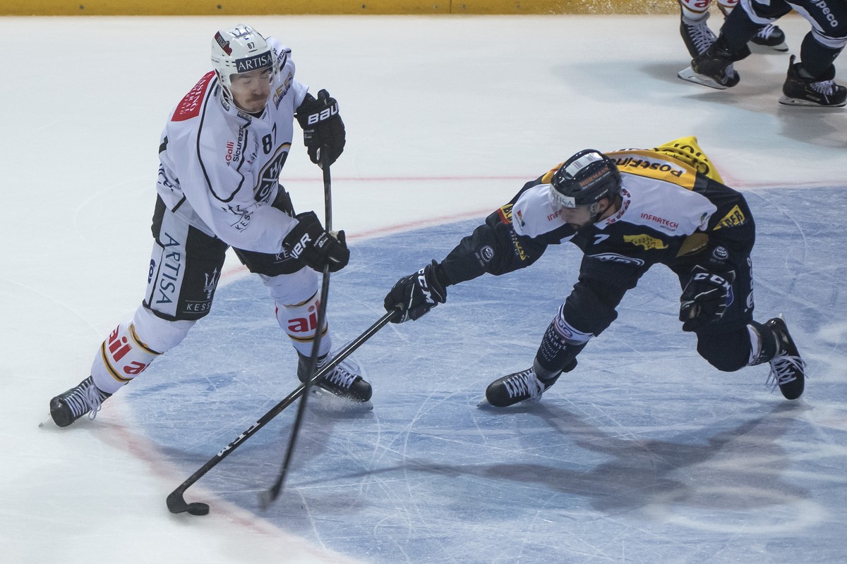 From left, Lugano?s player Dario Buergler and Ambri's player Isacco Dotti, during the preliminary round game of National League A (NLA) Swiss Championship 2019/20 between HC Ambrì Piotta and HC L ...
