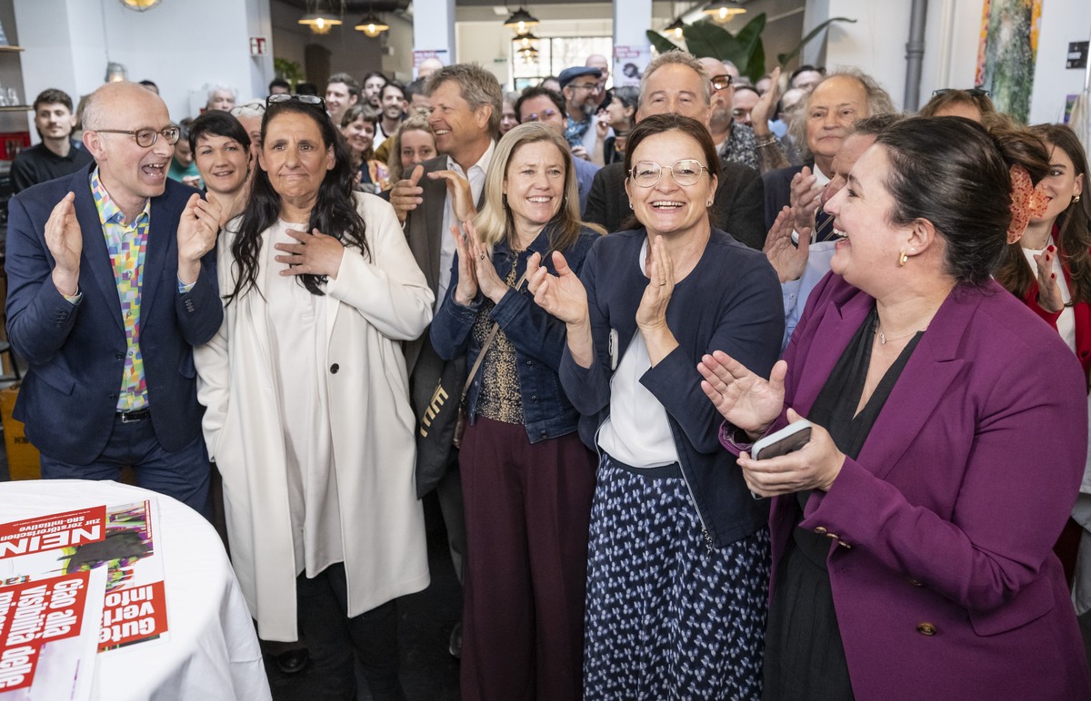 KEYPIX - Die Nationalraetinnen und Nationalraete, von links, Michael Toengi, GP-LU, Jacqueline Badran, SP-ZH, Juerg Grossen, GLP-BE, Florence Brenzikofer, GP-BL, Priska Wismer-Felder, Mitte-LU, und De ...