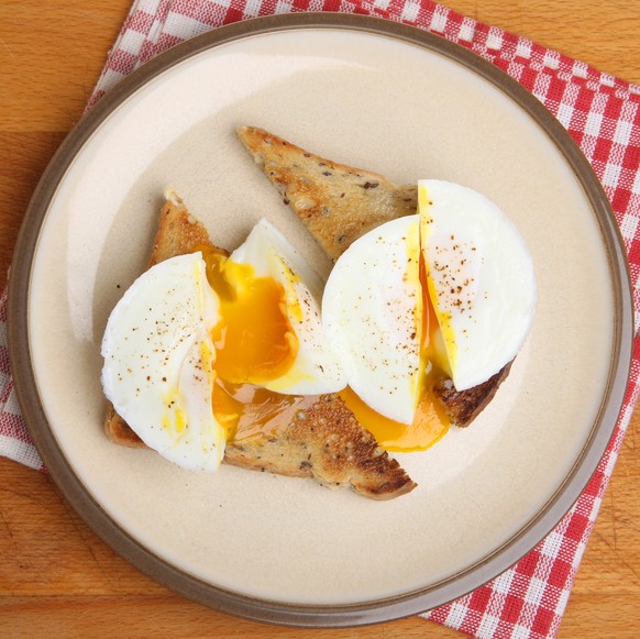 poached eggs on toast pochierte eier brot frühstück zmorge essen food