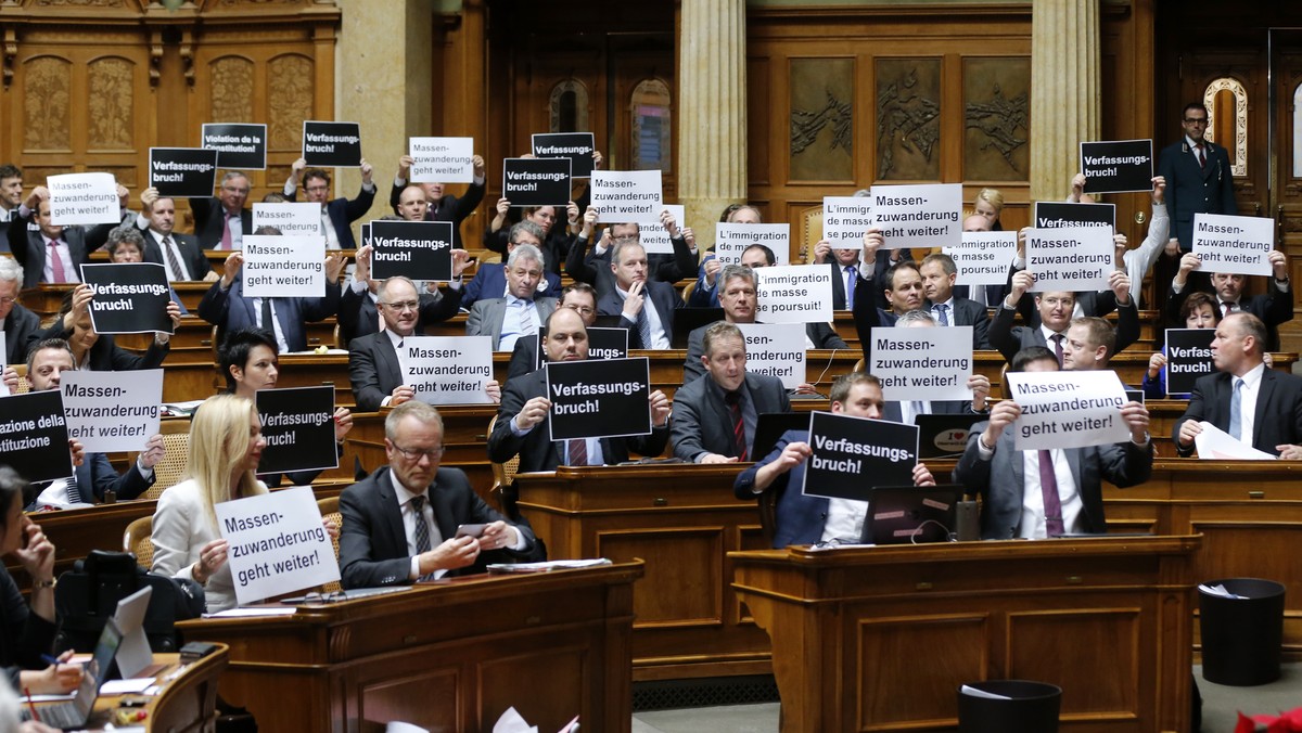 Mitglieder der SVP halten Plakate mit der Aufschrift "Verfassungsbruch" hoch, bei der Schlussabstimmung ueber die Masseneinwanderungsinitiative im Nationalrat, waehrend der Wintersession der ...