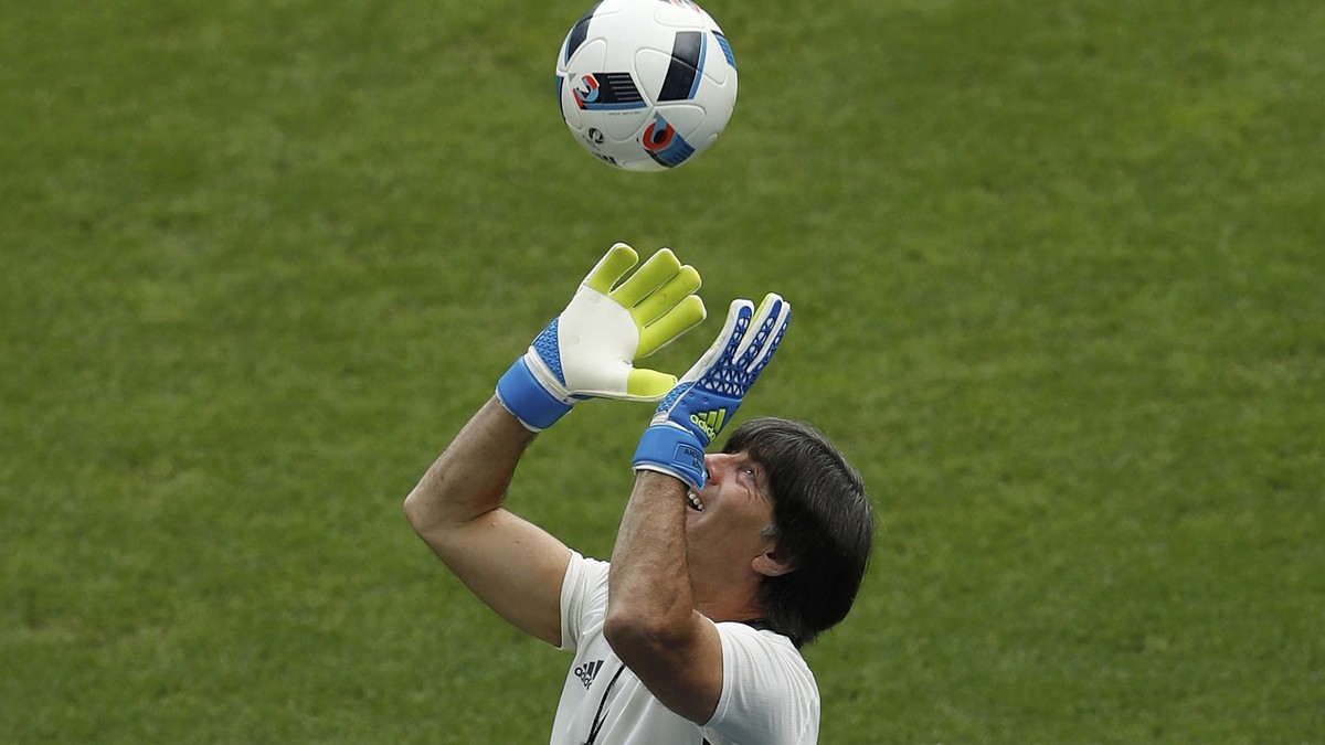 Werden Joachim Löw Goaliehandschuhe vor einem weiteren «Hosen-Gate» bewahren?
