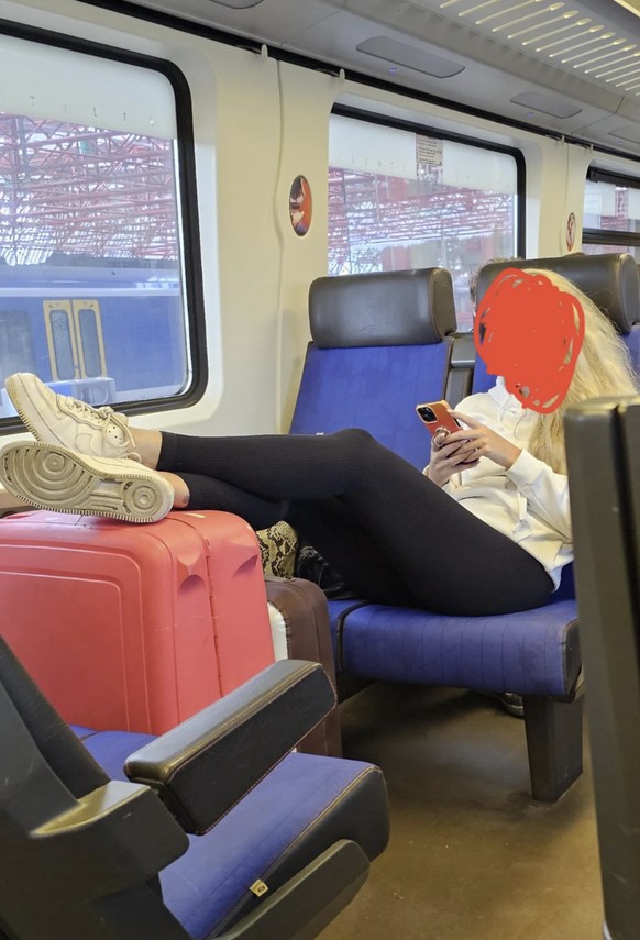 Nervt im Zug