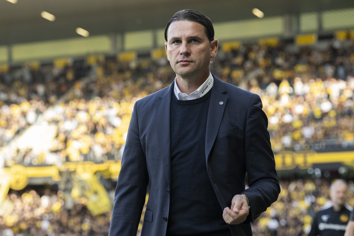 Trainer Gerardo Seoane (YB) kommt auf das Spielfeld kurz vor dem Fussball Meisterschaftsspiel der Super League zwischen dem BSC Young Boys, YB, und dem Servette FC, SFC, im Stadion Wankdorf in Bern, a ...