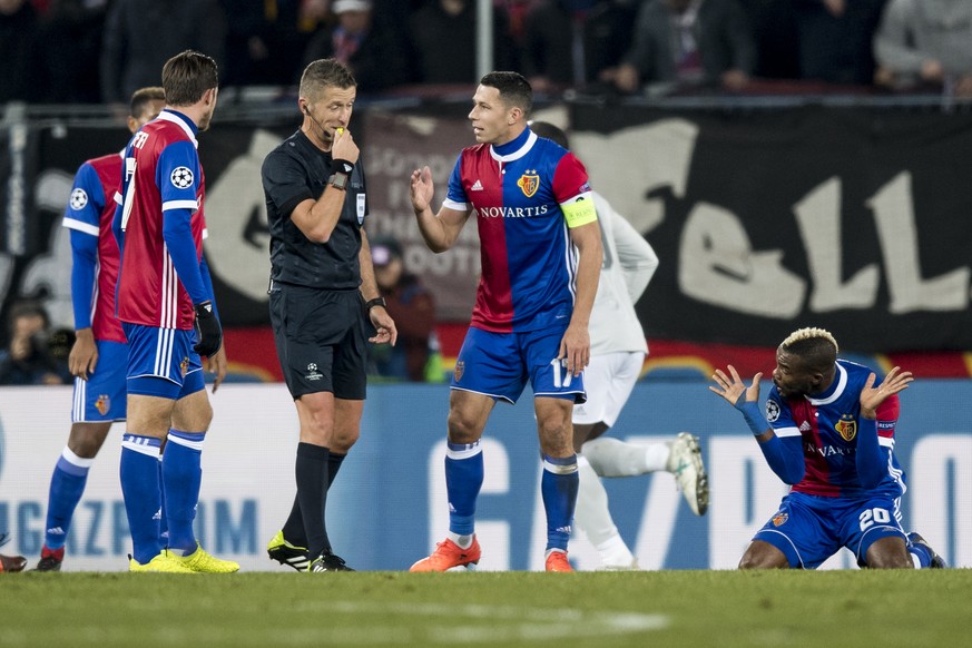 Referee Daniele Orsato, center left, speaks to Basel&#039;s Marek Suchy, center right, during the UEFA Champions League Group stage Group A matchday 5 soccer match between Switzerland&#039;s FC Basel  ...