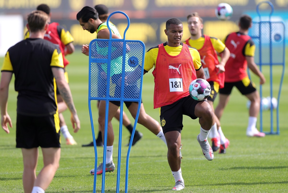 epa08581952 Dortmund's Manuel Akanji attends the team's first pre-season training session in Dortmund, Germany, 03 August 2020. All players were required to have two negative coronavirus tes ...