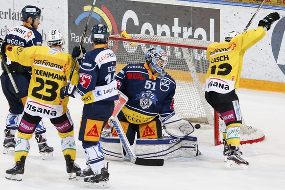ZugÕs Sandro Zangger, Berns Simon Bodenmann, ZugÕs Raphael Diaz, ZugÕs Torhueter Tobias Stephan und Berns Ryan Lasch, von links, im Eishockey Meisterschaftsspiel der National League A zwischen dem EV ...