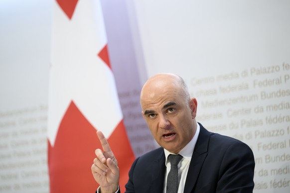 Bundesrat Alain Berset spricht waehrend einer Medienkonferenz ueber die neusten Entscheide des Bundesrates zur Coronavirus-Pandemie, am Mittwoch, 30. Maerz 2022, im Medienzentrum Bundeshaus in Bern. ( ...