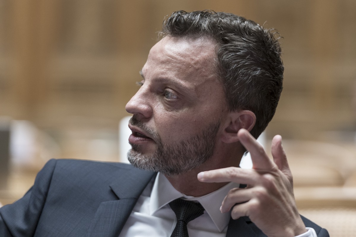 Hans-Ueli Vogt, SVP-ZH, diskutiert an seinem ersten Tag als Nationalrat, zu Beginn der 50. Legislatur am ersten Tag der Wintersession der Eidgenoessischen Raete, am Montag, 30. November 2015, im Natio ...