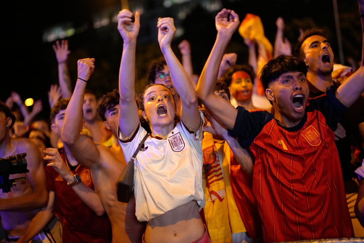 Spanish fans react while watching the World Cup final soccer match between Spain and Argentina on giant screens in central Madrid, Sunday, July 19, 2026. The match is being played in East Rutherford,  ...