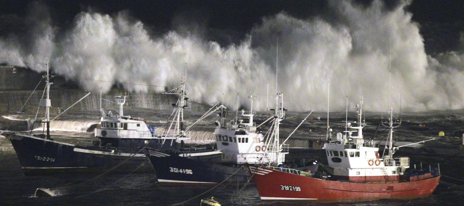 Wellen brechen sich vor dem Hafen von Bermeo, Spanien.&nbsp;