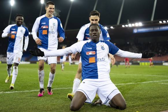 Der Torschuetze Emmanuel Tsimba (GC), vorne, jubelt mit Salifou Diarrassouba (GC), Tim Meyer (GC) und Luka Mikulic (GC), von links, nach dem Tor zum 4:3 in der Verlaengerung bei dem Viertelfinal im Sc ...