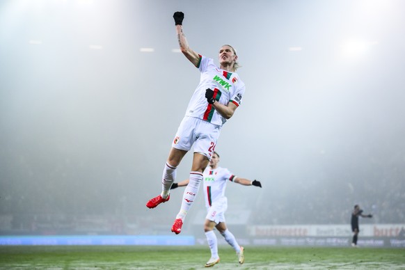 03.12.2023, Bayern, Augsburg: Fu�ball: Bundesliga, FC Augsburg - Eintracht Frankfurt, 13. Spieltag, WWK-Arena. Augsburgs Fredrik Jensen (l) jubelt nach seinem Tor zum 1:0 mit Augsburgs Ermedin Demirov ...