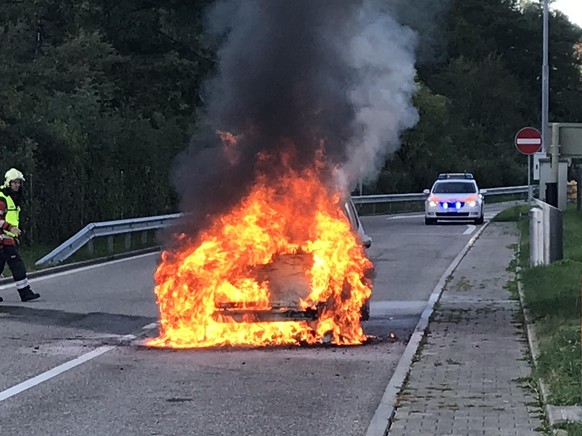 Auto bei Brand auf Autobahn-Rastplatz komplett zerstört