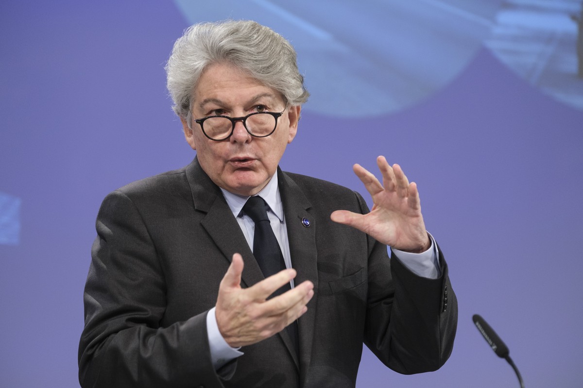 epa10297726 Internal Market Commissioner Thierry Breton holds a press conference on Euro-7 car Pollution emission standards in Brussels, Belgium, 10 November 2022. EPA/THIERRY MONASSE