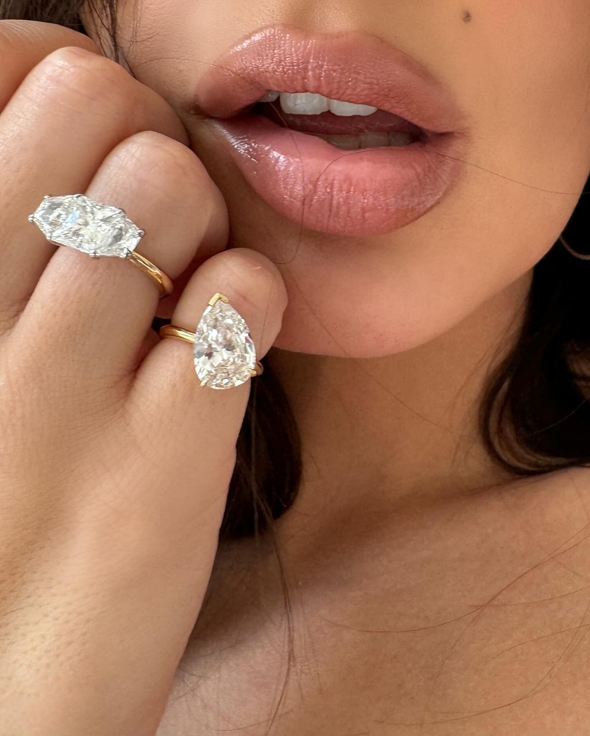 Elle a séparé les deux pierres de son ancienne bague de fiançailles en deux bijoux distincts.