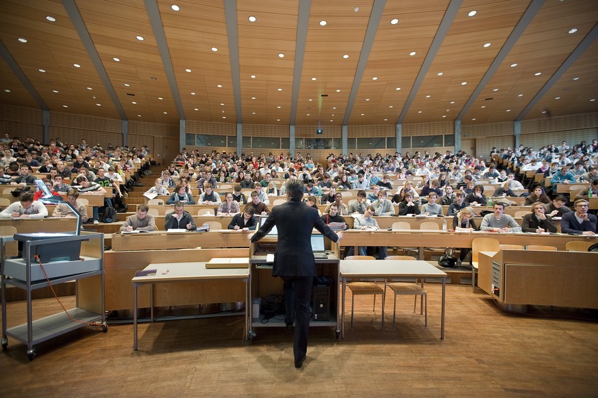 ZUM BERICHT DER SECO UEBER DIE EU-ZUWANDERUNG UND DEN DAMIT VERBUNDENEM WIRTSCHAFTSWACHSTUM STELLEN WIR IHNEN FOLGENDES BILDMATERIAL ZUR VERFUEGUNG - 
Studierende folgen den Ausfuehrungen von Profess ...