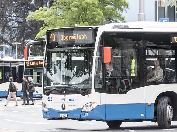 In Luzern ist ein Mann von einem Bus der Verkehrsbetriebe erfasst und tödlich verletzt worden. (Archivbild)