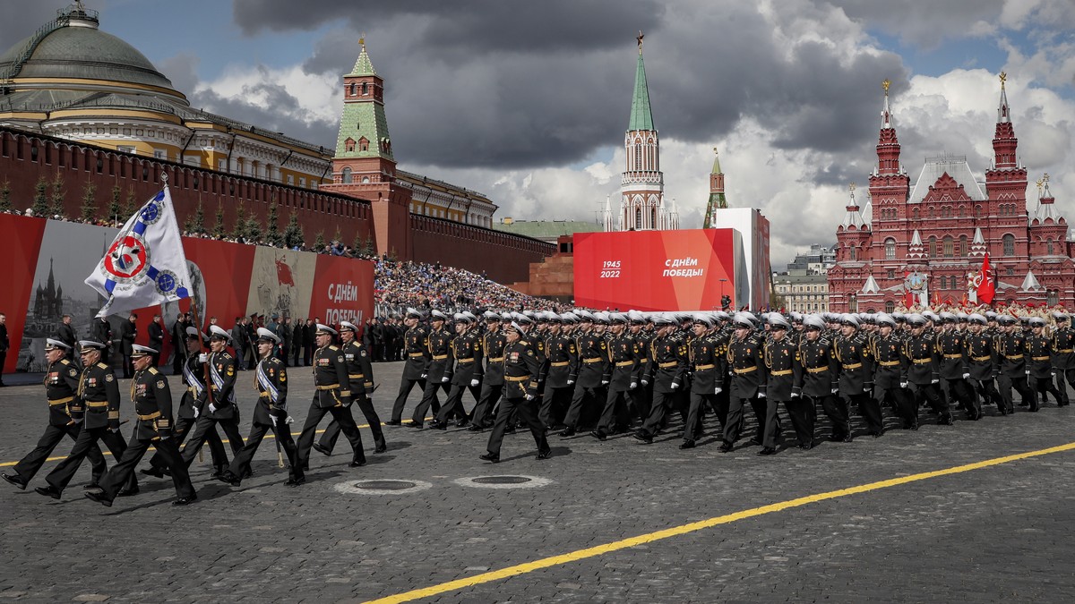 epa09935294 Russian servicemen take part in the Victory Day military parade in the Red Square in Moscow, Russia, 09 May 2022. Russia marks Victory Day, Nazi Germany's unconditional surrender in W ...