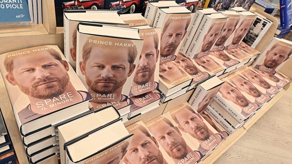 epa10400220 Copies of Prince Harry&#039;s memoir &#039;Spare&#039; are displayed at the Mondadori bookstore in Viotti street, in Turin, Italy, 11 January 2023. The publisher of the autobiography says  ...
