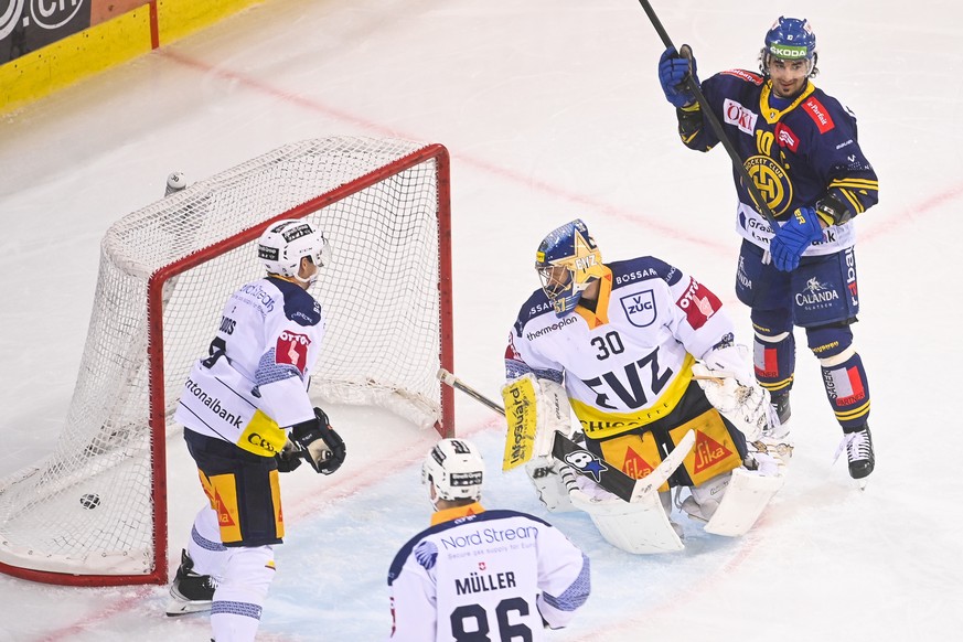 Torhueter Leonardo Genoni wird bezwungen zum 1-0 durch Davos&#039; Simon Knak (nicht im Bild), mit Davos&#039; Andres Ambuehl, rechts, beim Eishockey Spiel der National League zwischen dem HC Davos un ...