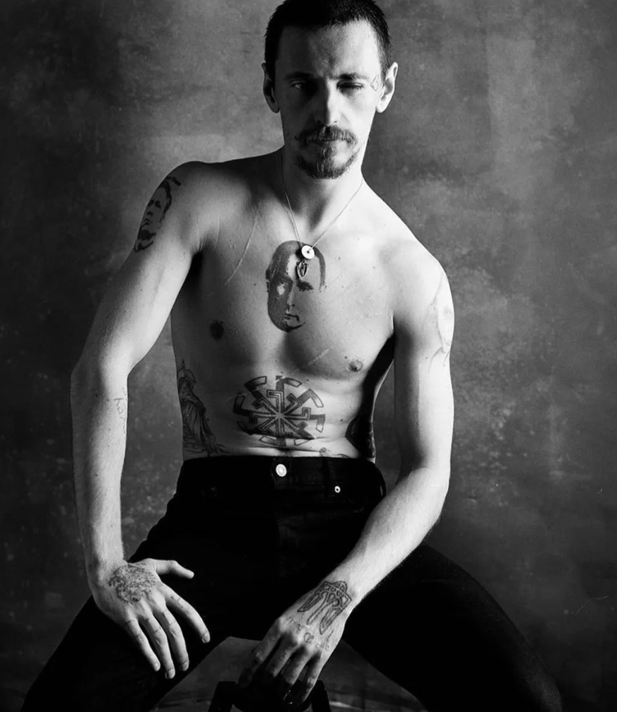 Auf der einen Schulter liess Sergei Polunin sich das Gesicht seines Mentors Igor Zelensky tätowieren, auf der anderen jenes des Jokers. Im Zentrum seines Körpers liess sich der Tänzer das Gesicht Puti ...