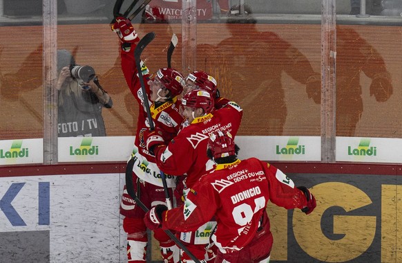 Biels Spieler feiern ihren Treffer zum 4-4 im Spiel der Eishockey National League zwischen EHC Biel-Bienne, EHCB, und SC Rapperswil-Jona Lakers, SCRJ, vom Samstag, 24. Januar 2026 in Tissot Arena in B ...