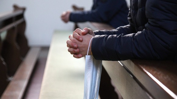 Winden Themenbild - Katholische Kirche in der Coronakrise, Coronazeit Themenbild - Katholische Kirche in der Coronakrise, Coronazeit Katholische Kirche St. Leonhard in Winden eine fast leere Kirche in ...