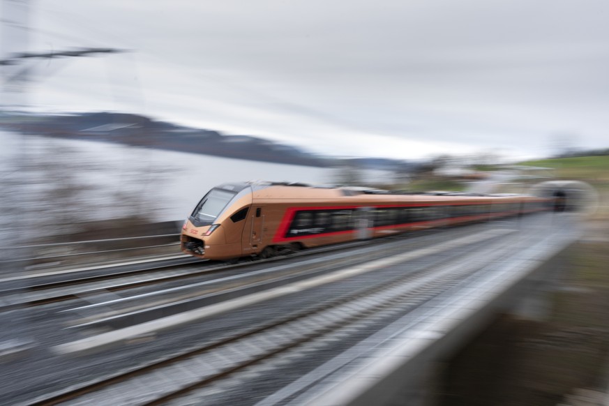 Ein Zug der SOB faehrt auf der neuen doppelspurigen Sagenbachbruecke, am Sonntag 13. Dezember 2020, in Walchwil. (KEYSTONE/Gaetan Bally)