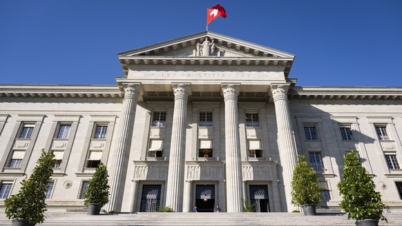 Deux policiers de l&#039;Office federal de la police, gardent l&#039;entree du Tribunal federal lors de la ceremonie officielle du 150eme anniversaire du Tribunal federal le jeudi 15 mai 2025 a Lausan ...
