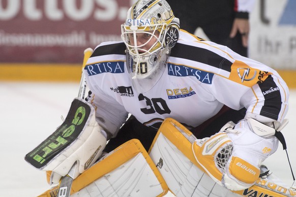 Torhueter Elvis Merzlikins von Lugano beim Eishockey Meisterschaftsspiel zwischen dem EV Zug und dem HC Lugano am Samstag, 15. Oktober 2016, in Zug. (KEYSTONE/Urs Flueeler)