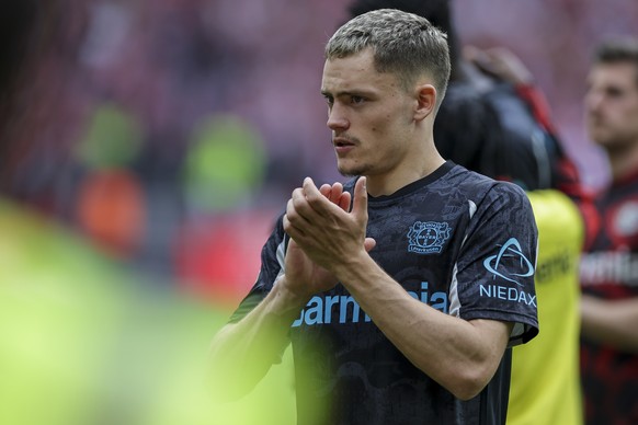 epa12109909 Florian Wirtz of Leverkusen applauds to supporters after the German Bundesliga soccer match between 1. FSV Mainz 05 and Bayer Leverkusen in Dortmund, Germany, 17 May 2025. EPA/CHRISTOPHER  ...