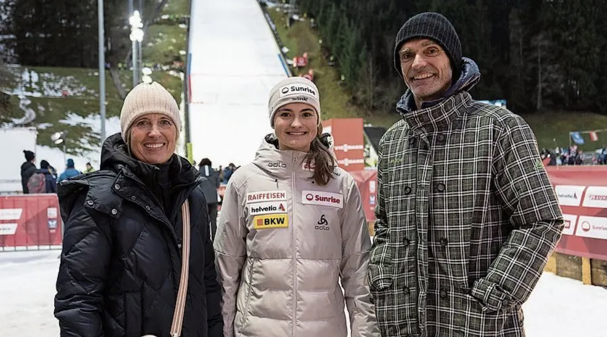 Ruth et Effi ont suivi pour la première fois un saut de Coupe du monde de leur fille en direct du tremplin d'Engelberg vendredi.