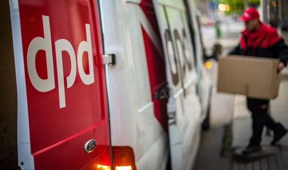 Paket-Lieferung eines DPD-Mitarbeiters.