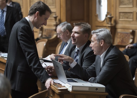 SVP-Parteipräsident Toni Brunner (SG, Mitte), SVP-Fraktionschef Adrian Amstutz (BE)&nbsp;und Bundesratskandidat Thomas Aeschi (ZG, stehend) beraten sich am 3. Dezember in Bern.